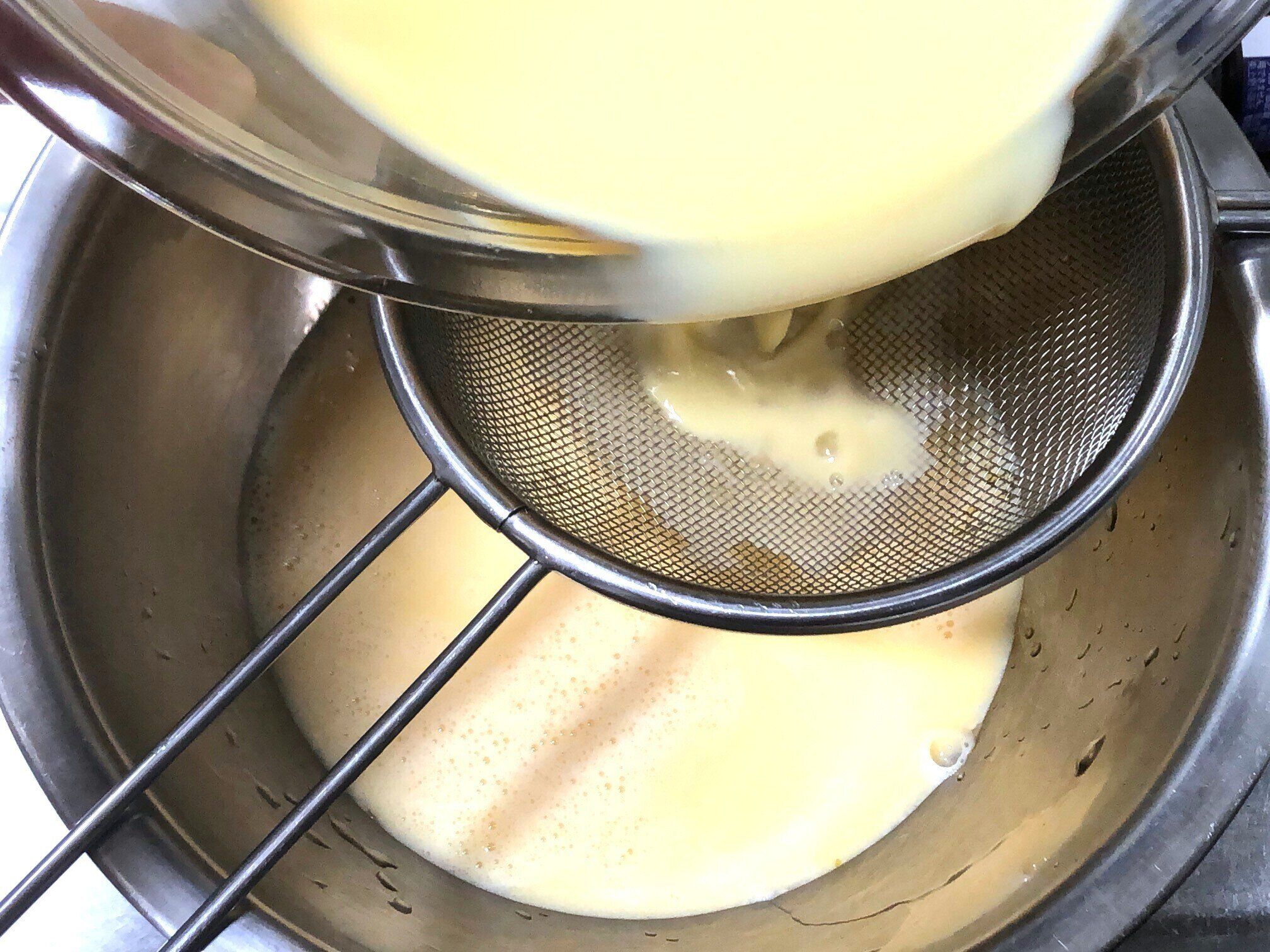 プリン液を濾す