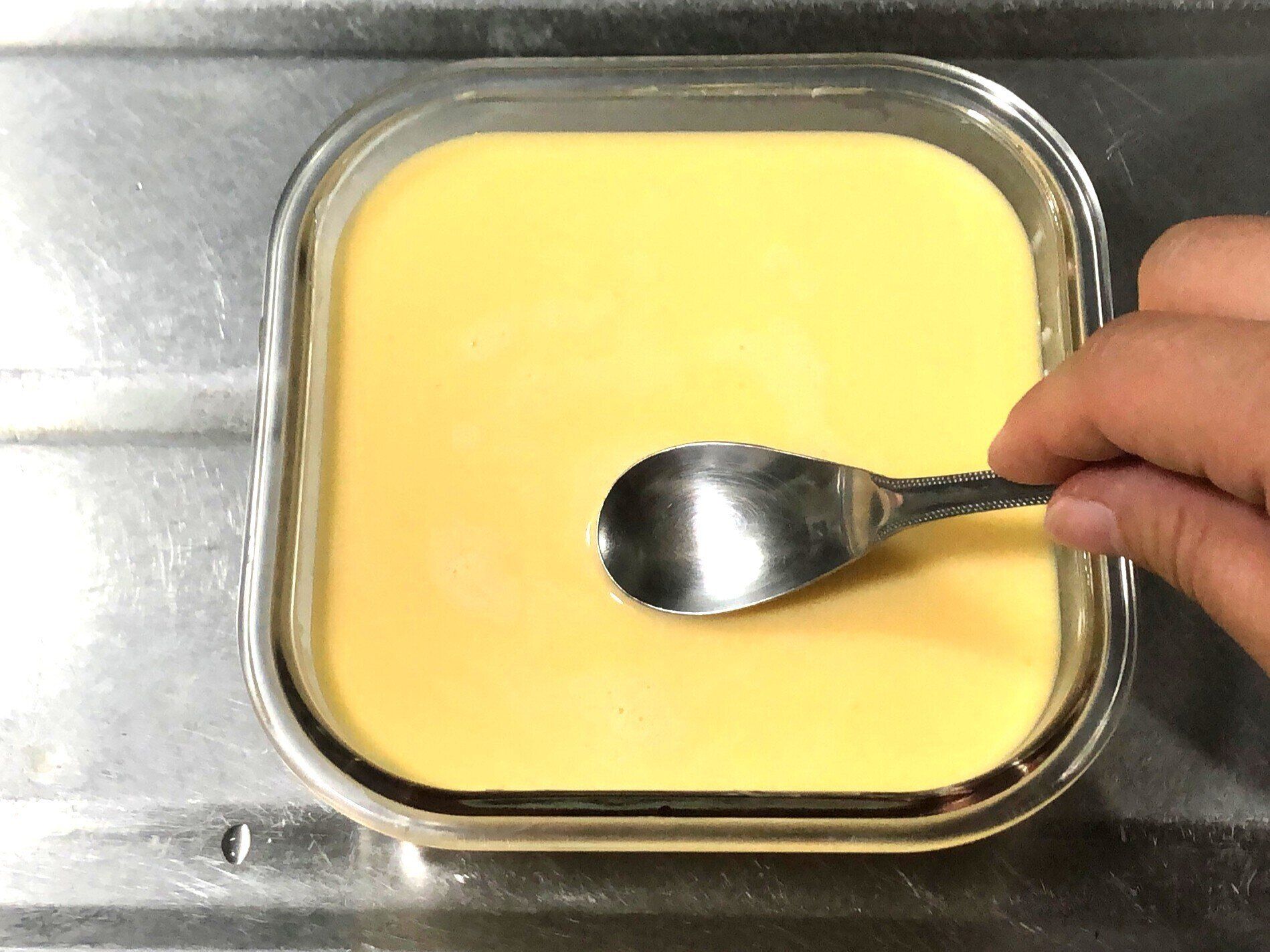 スプーンで泡を取る