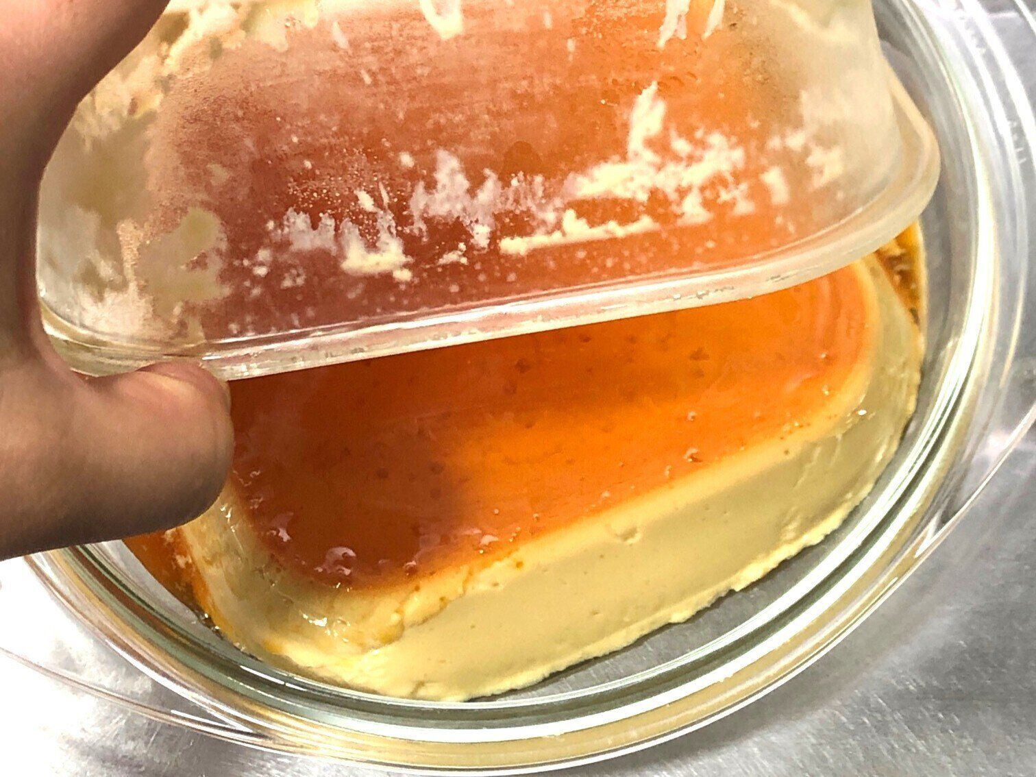 プリンを型から外す