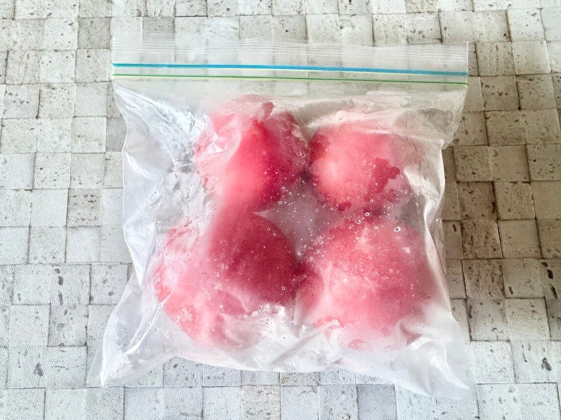 2. トマト:丸ごと冷凍で皮むきラクラク