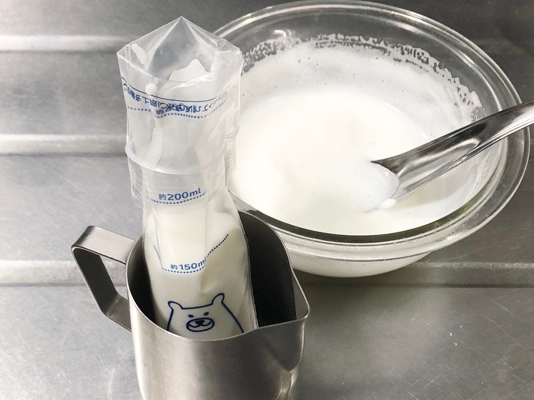 袋に液を入れる