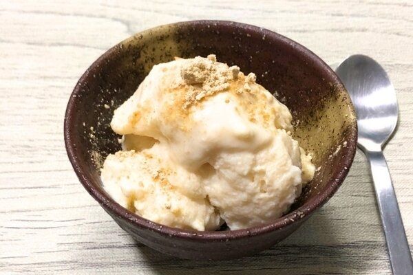 お豆腐シャーベットにきなこをトッピング
