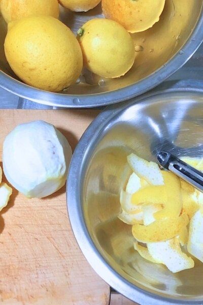 レモンの皮をむく
