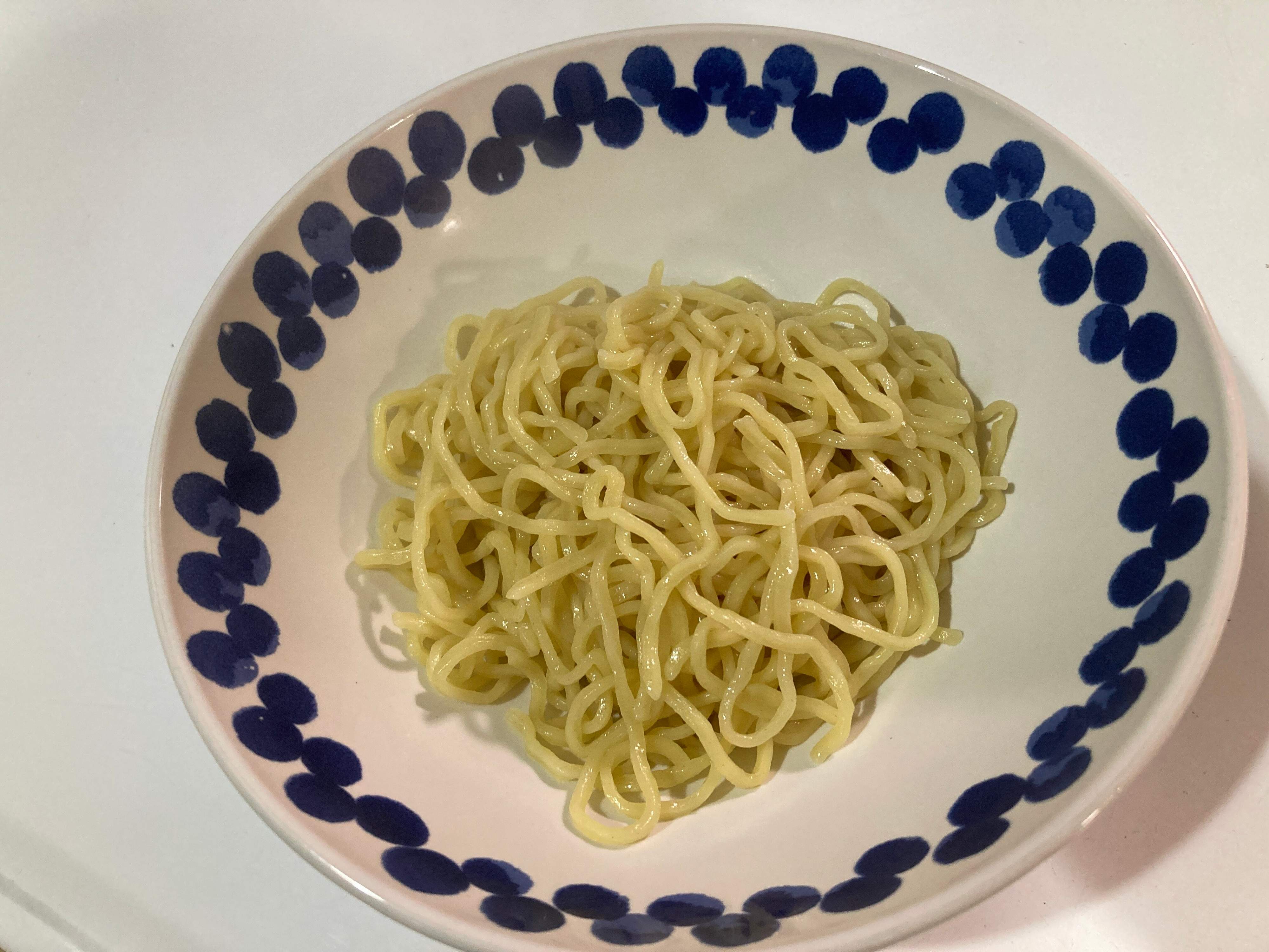 水気を切って盛り付けたちぢれ麺