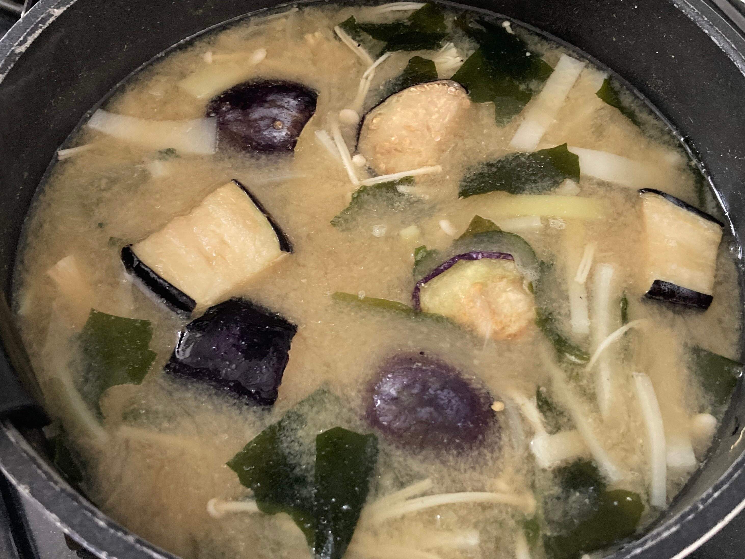 揚げなす乱切りの入ったお味噌汁