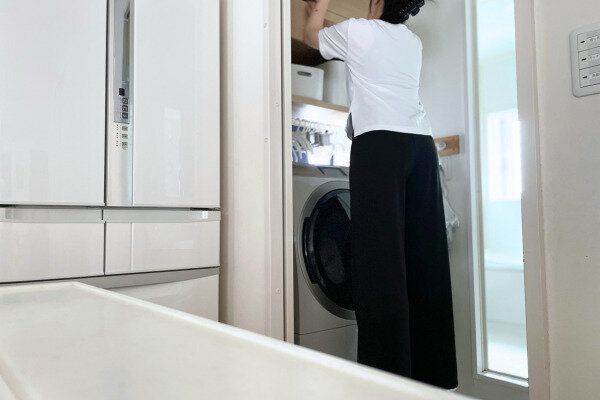 収納の中を確認、見直しする姿