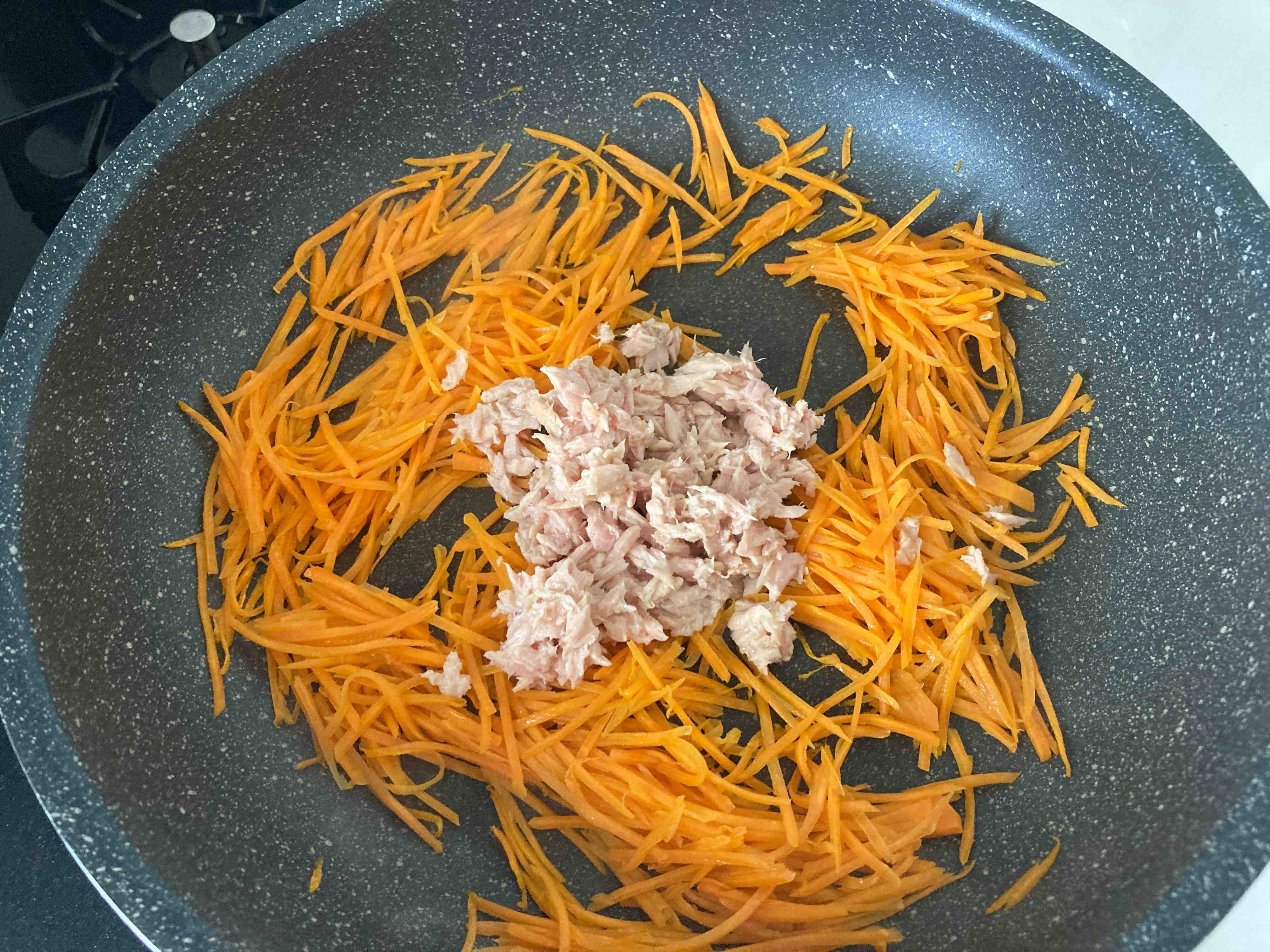 炒めたにんじんにツナをツナを加えた