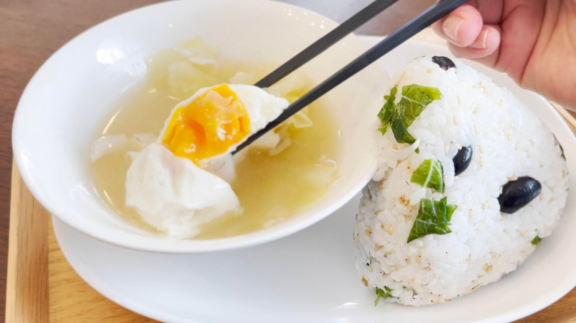 おにぎりと味噌汁の組み合わせ