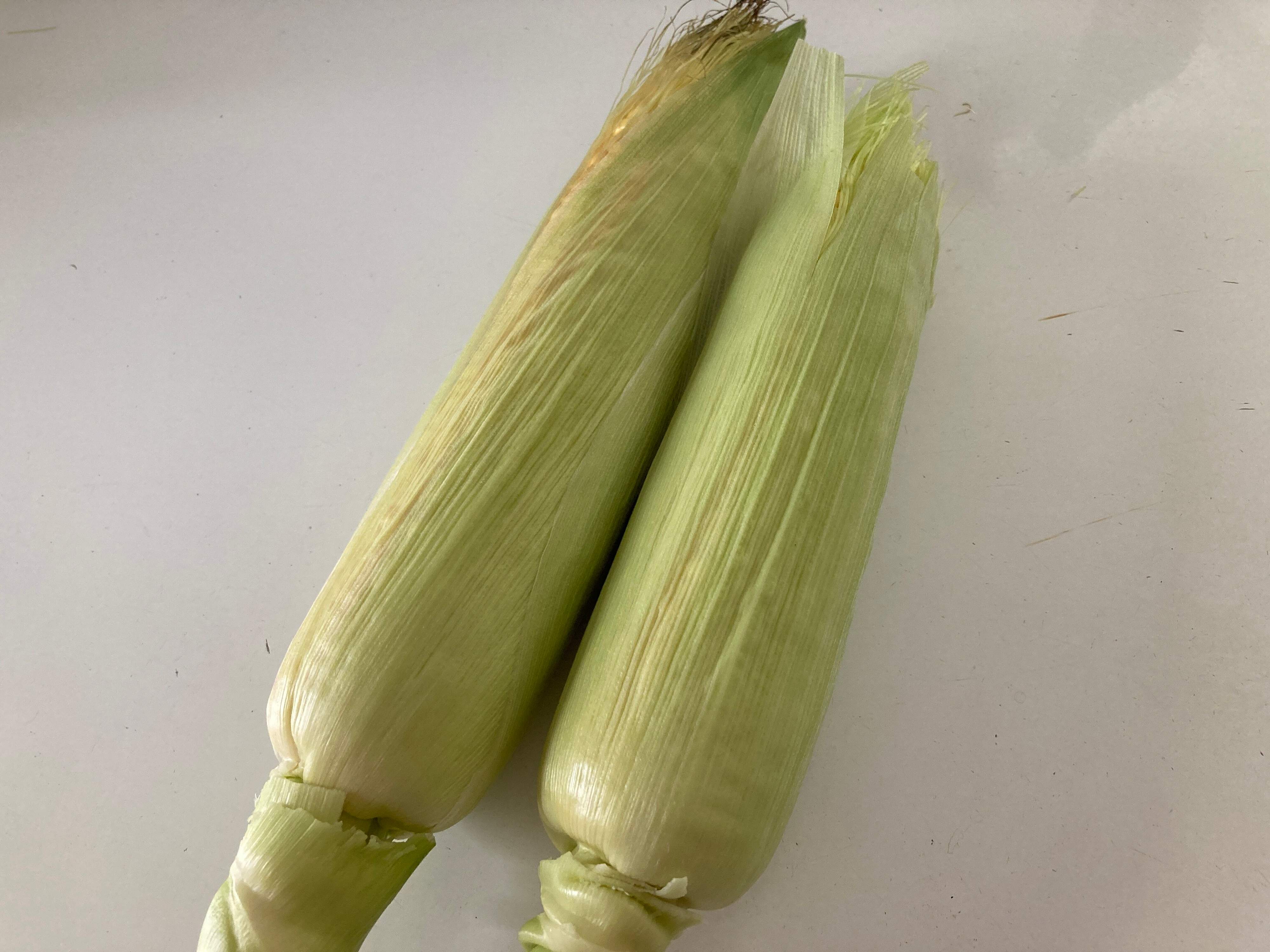 2〜3枚残して皮を剥いたとうもろこし