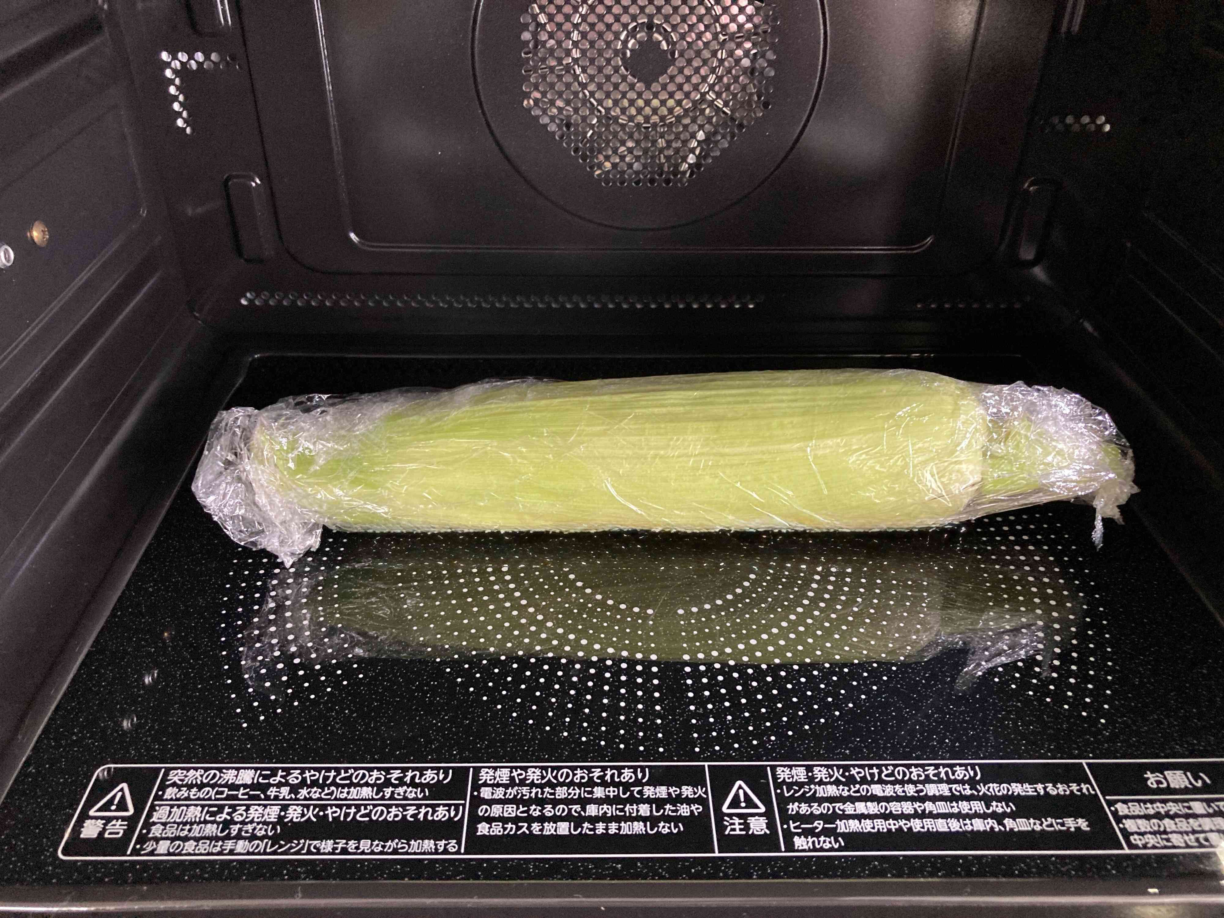 レンチンで加熱するとうもろこし