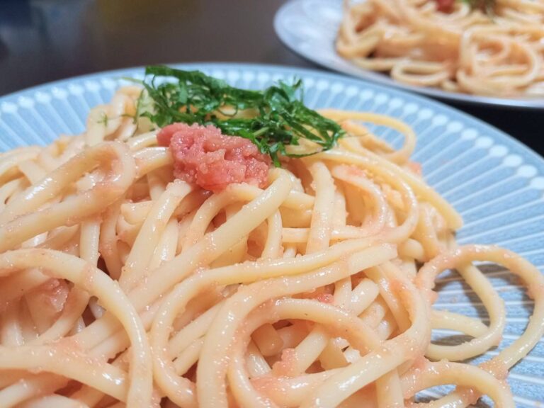 一度食べたらふつうの明太パスタに戻れなくなるかも…！入れるとやみつきになる調味料とは？