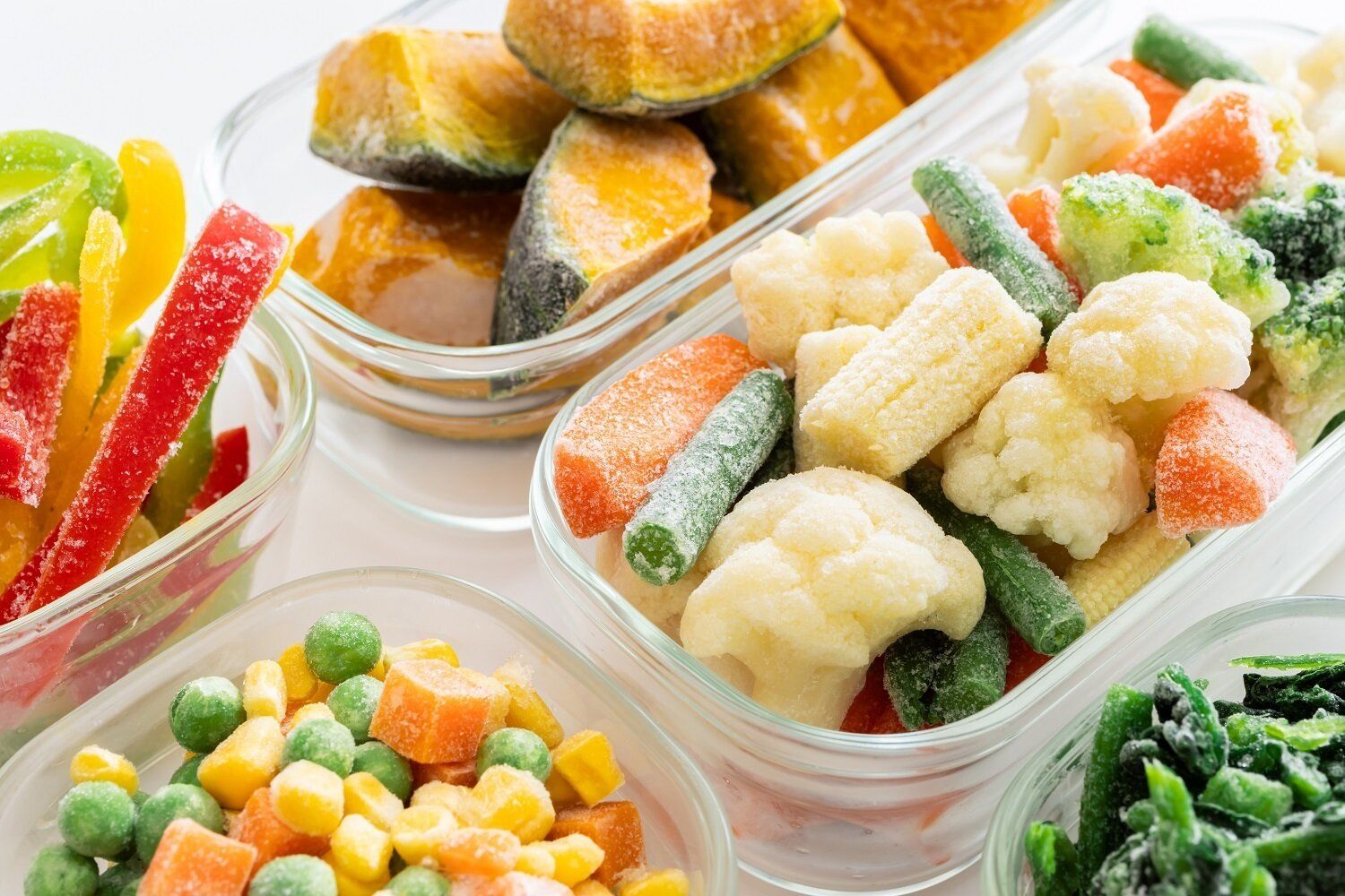 【管理栄養士解説】食材を「冷凍」するとどれくらい食べられる期限が延びる？傷みにくくなる理由や保存方法のコツもご紹介