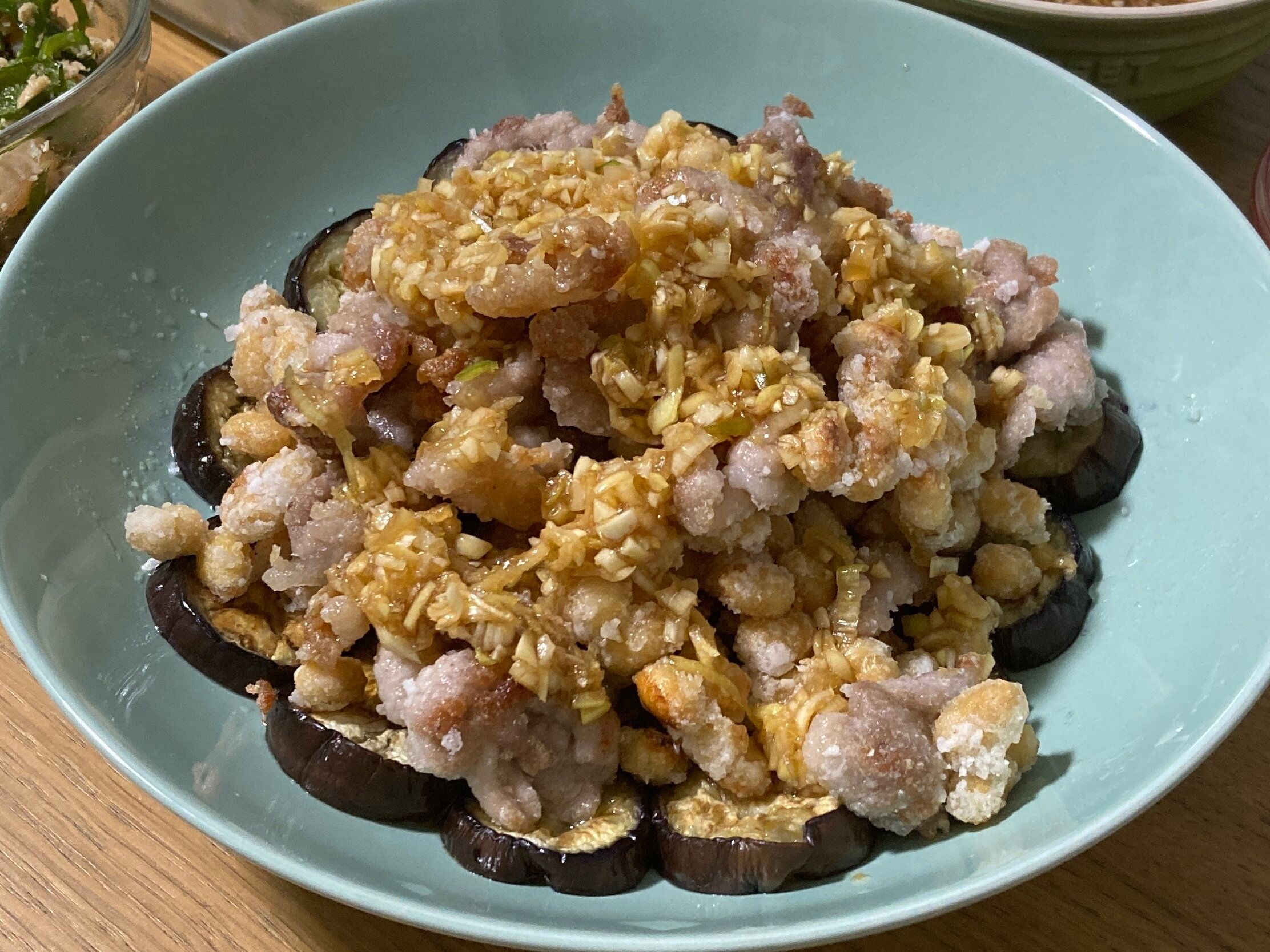 ナスをトッピングした油淋豚