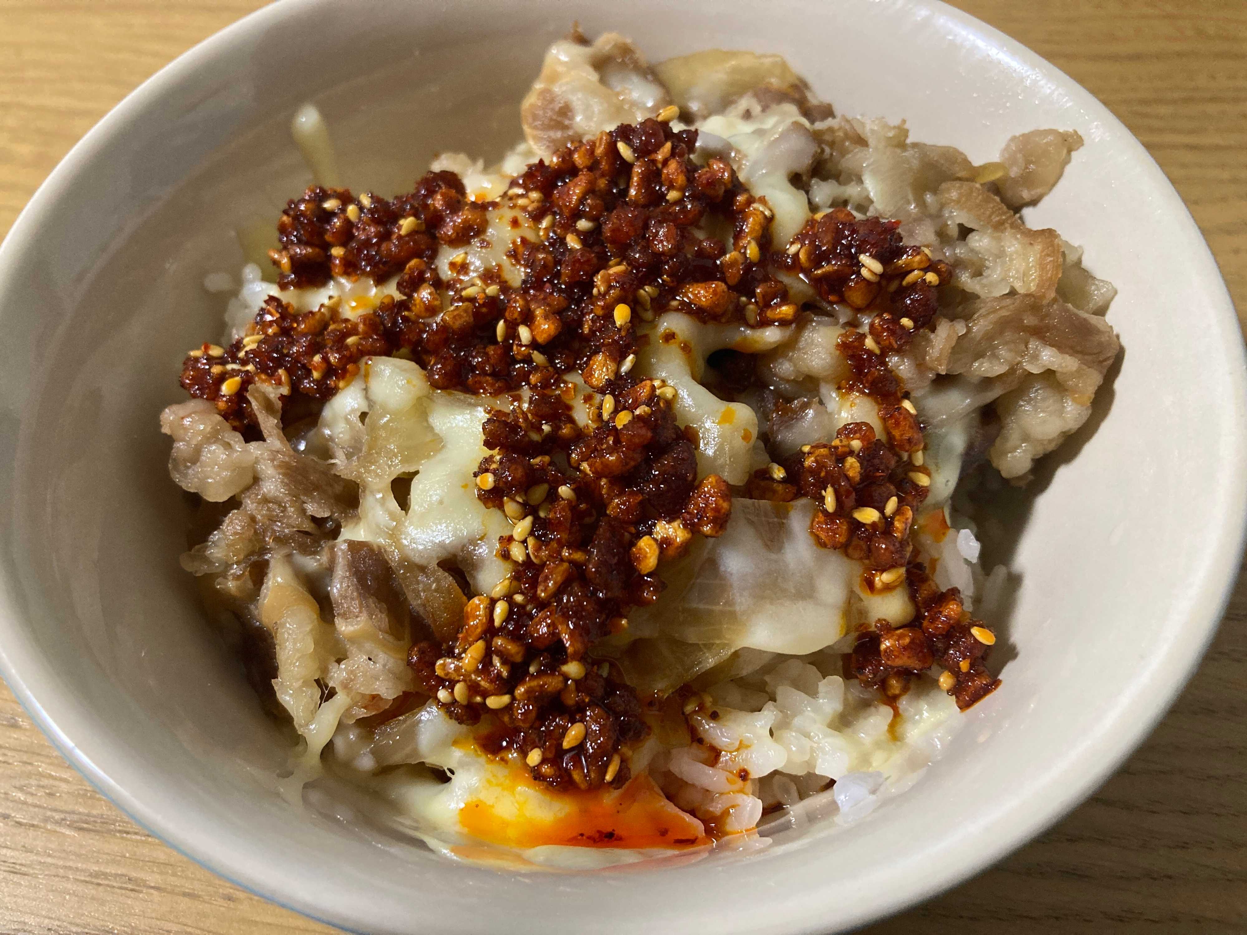 食べられるラー油をかけたチーズ牛丼
