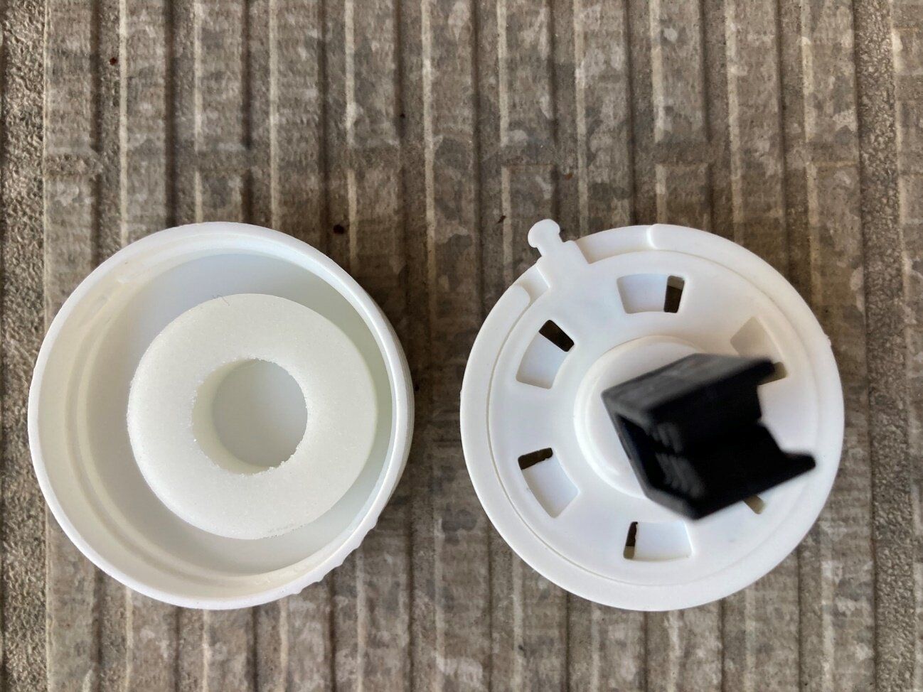 飛ぶように売れてる【ダイソー】「暑さもリフレッシュ」ハンディファンとセットで使いたいおすすめグッズ