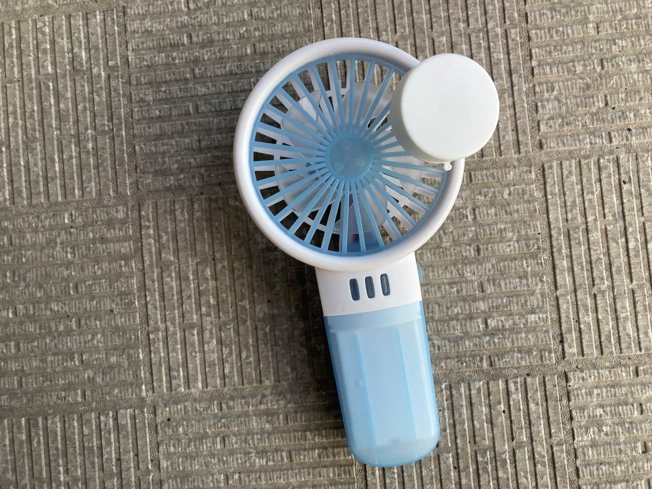 飛ぶように売れてる【ダイソー】「暑さもリフレッシュ」ハンディファンとセットで使いたいおすすめグッズ