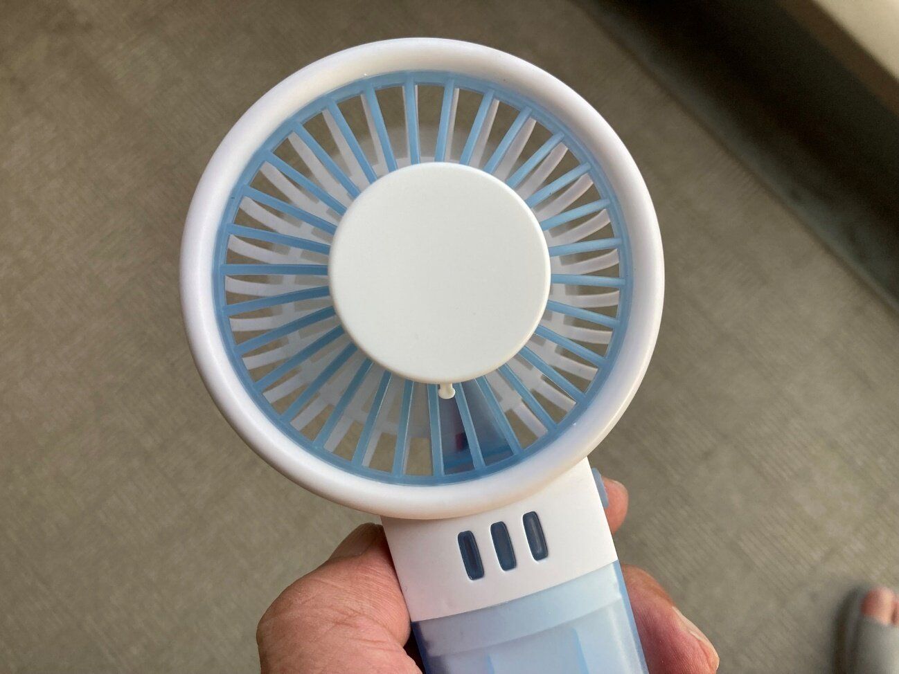 飛ぶように売れてる【ダイソー】「暑さもリフレッシュ」ハンディファンとセットで使いたいおすすめグッズ