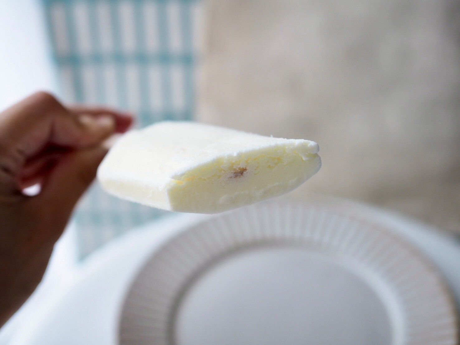 シャトレーゼ「八ヶ岳南牧村契約牧場しぼりたて牛乳バー」断面写真