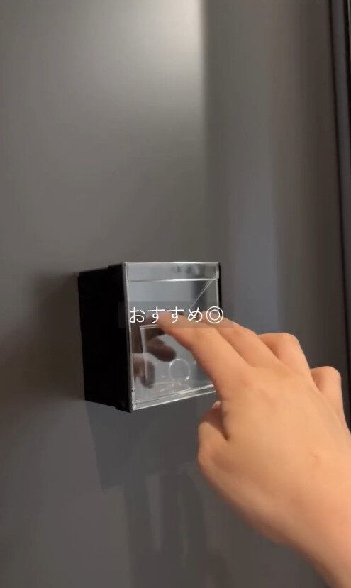 玄関をすっきり!「マグネットスイングケース」