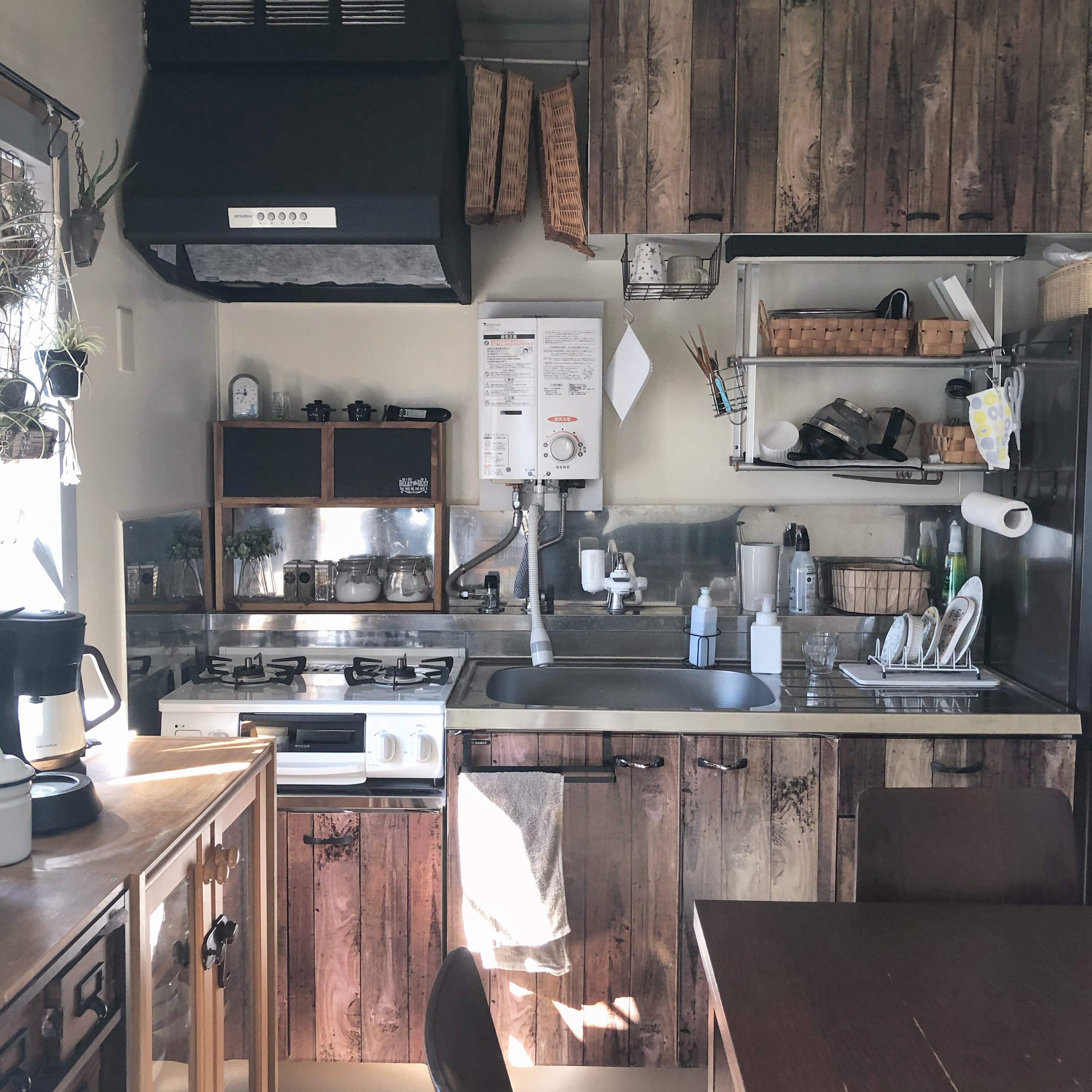 木目のあたたかさをプラス！リメイクシートで築古キッチンをやさしい印象に