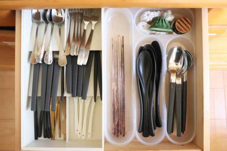 【3COINS】どんな引き出しでもシンデレラフィット!?スリコで見つけた550円収納グッズはキッチンで活躍間違いなし