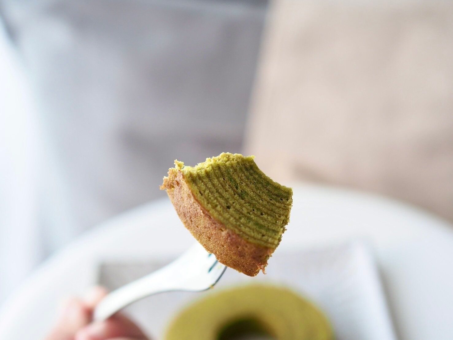 シャトレーゼ「バウムクーヘンすこやかの樹 宇治抹茶」フォーク写真