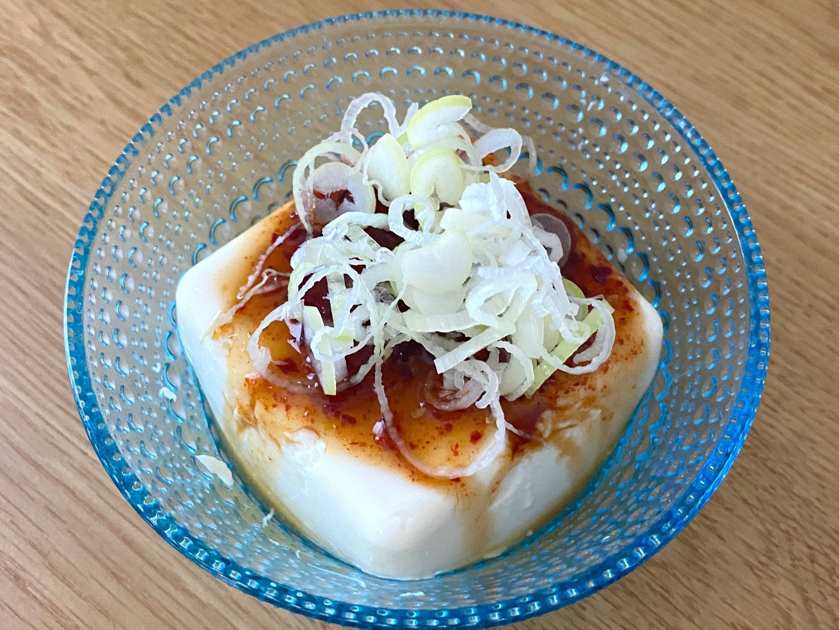 国産にんにくの旨辛だれをかけた豆腐