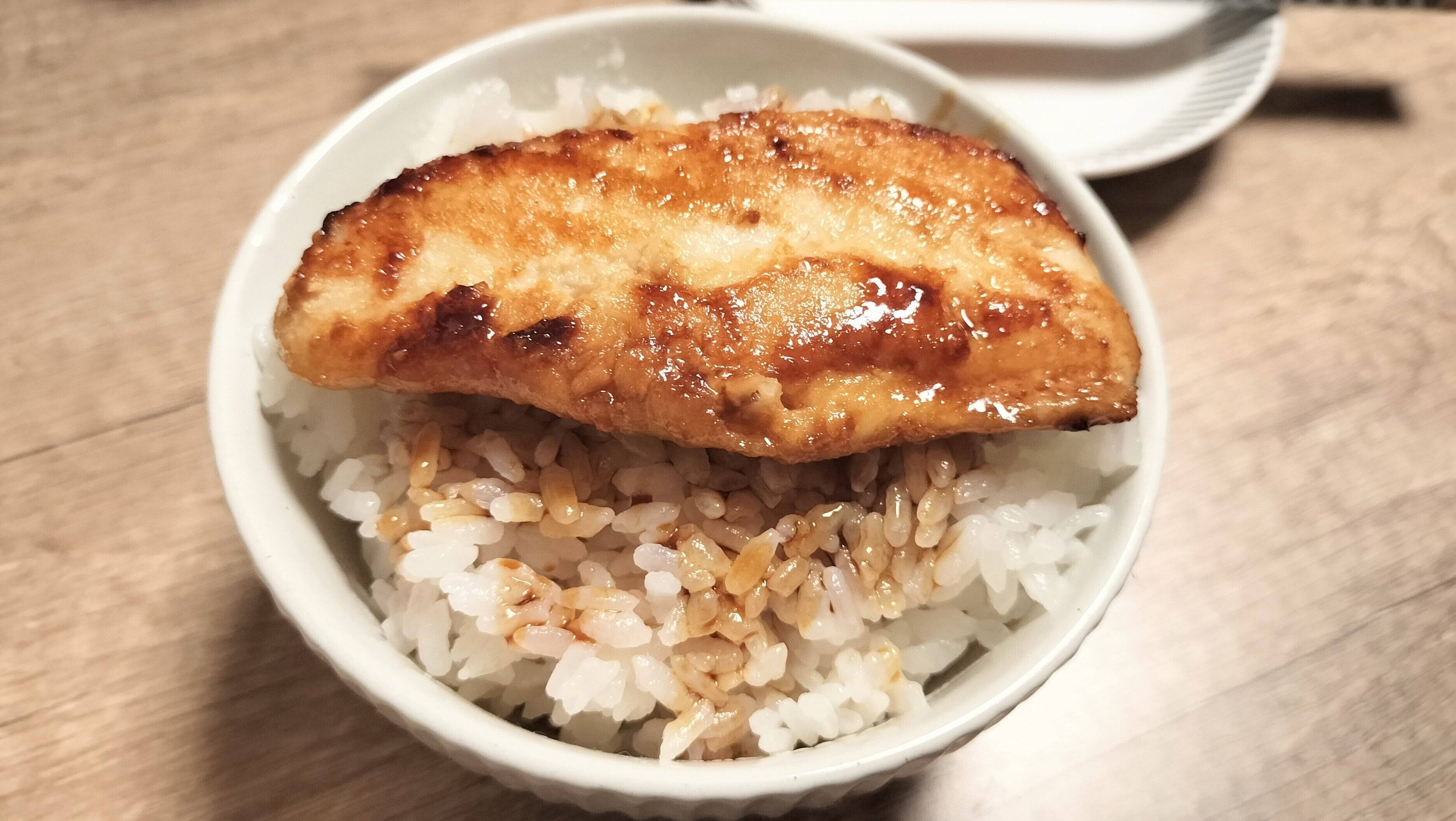 白身魚をうな丼のたれで焼いたもの