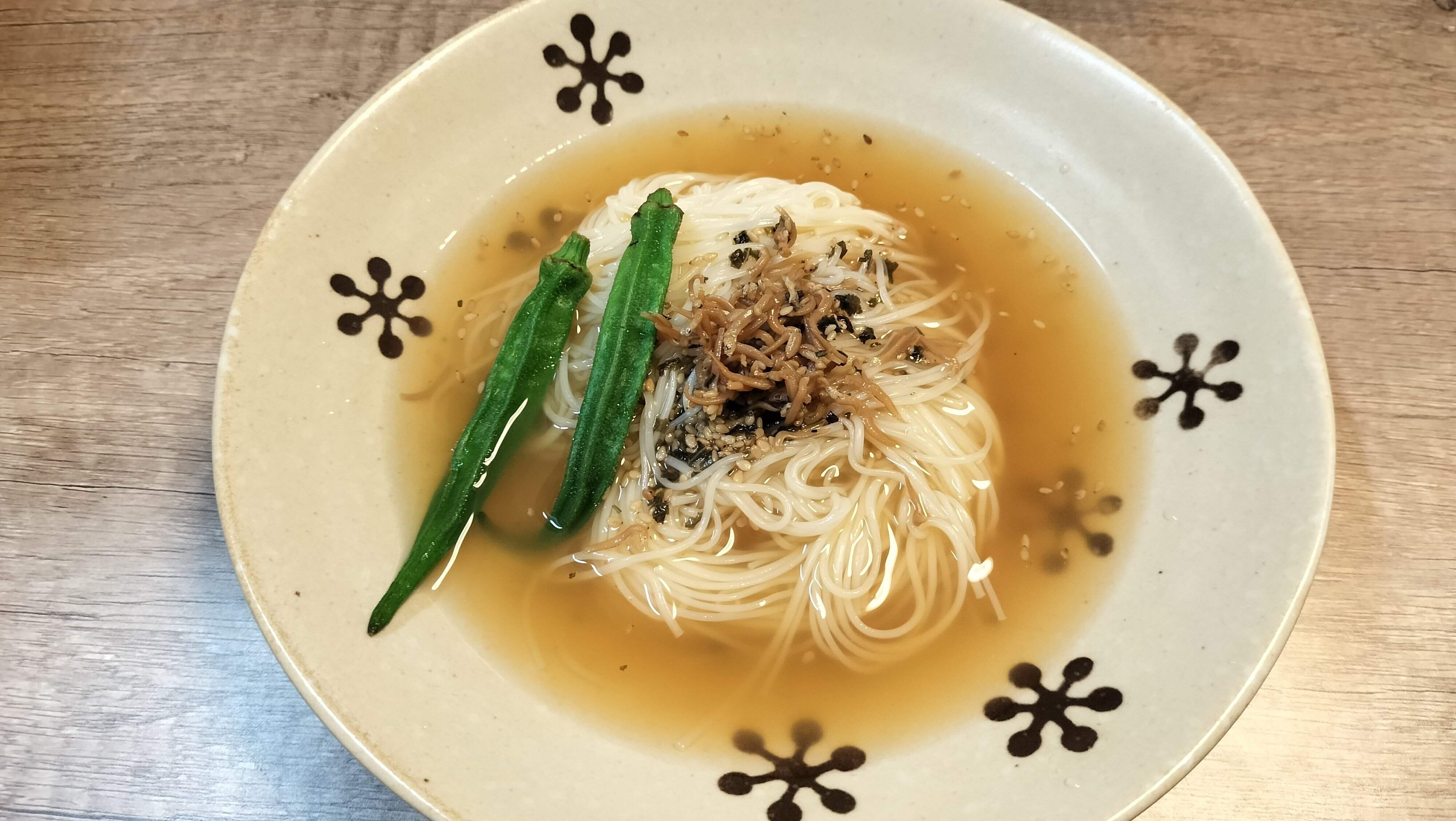 オクラをのせた梅しそじゃこつゆそうめん