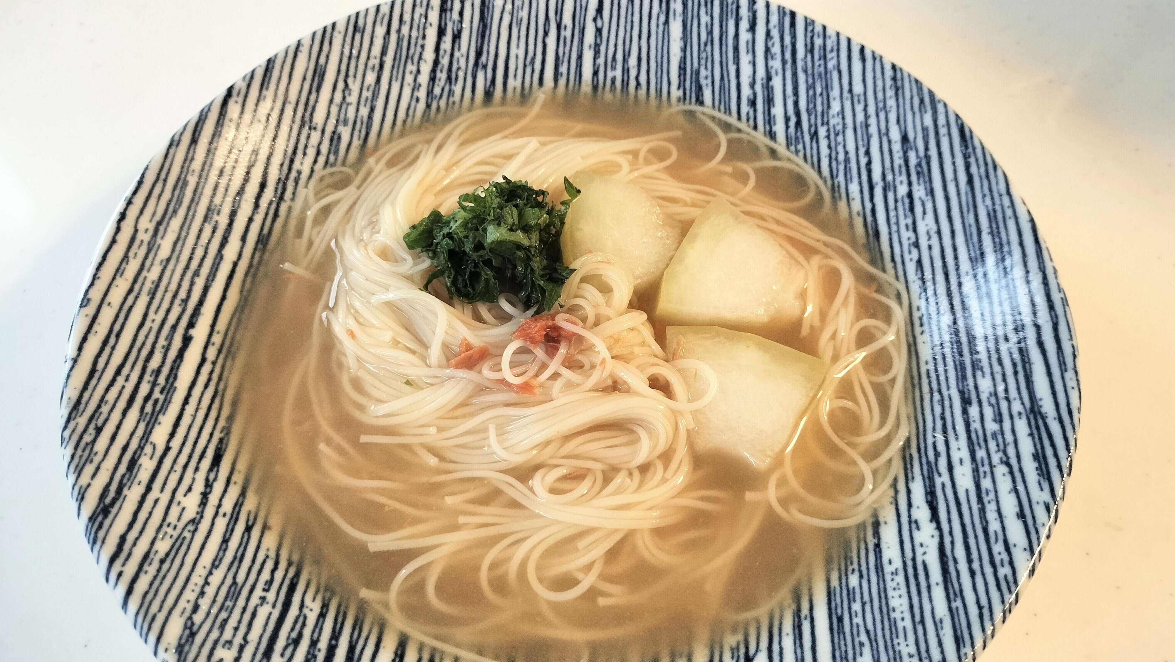 夏の野菜をのせた鮭レモンつゆそうめん