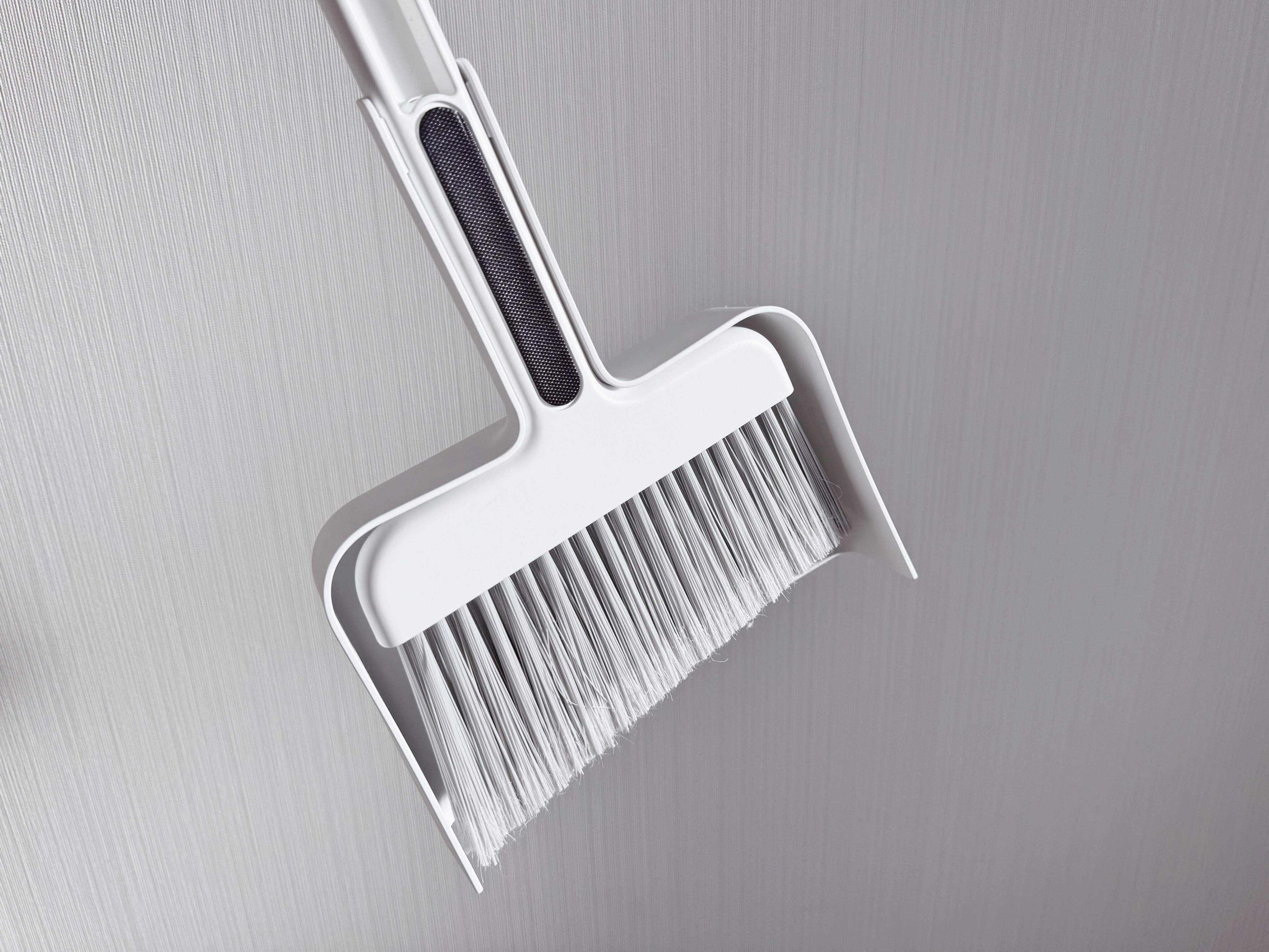 1．ほうきとちりとり一体で収納できるから