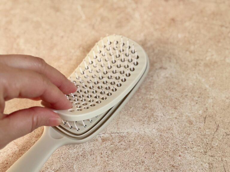 【3COINS】見つけたらすぐ買って！「そうじがしやすいヘアブラシ」でプチストレスを解消！