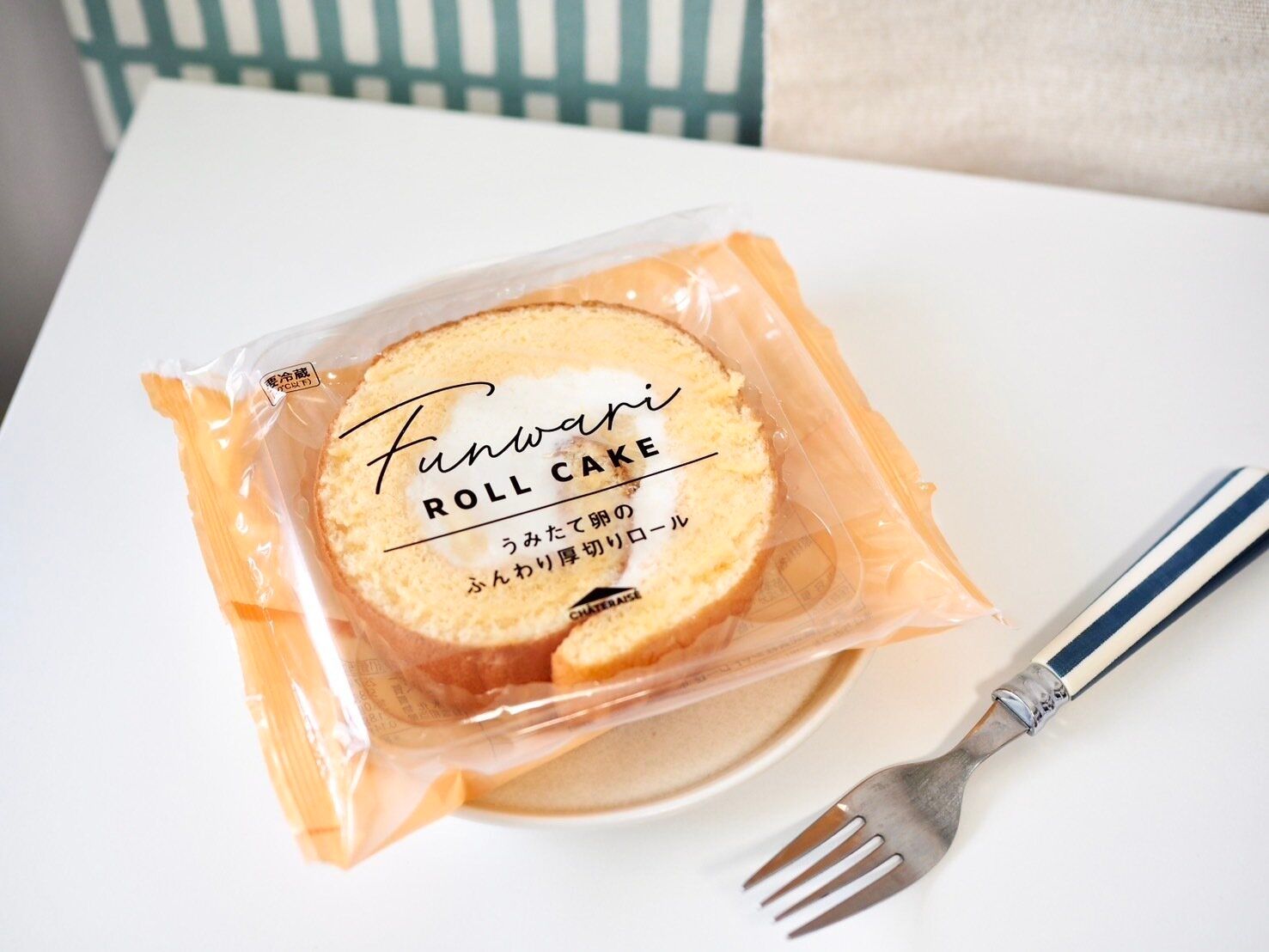 シャトレーゼ「うみたて卵のふんわり厚切りロール」商品写真