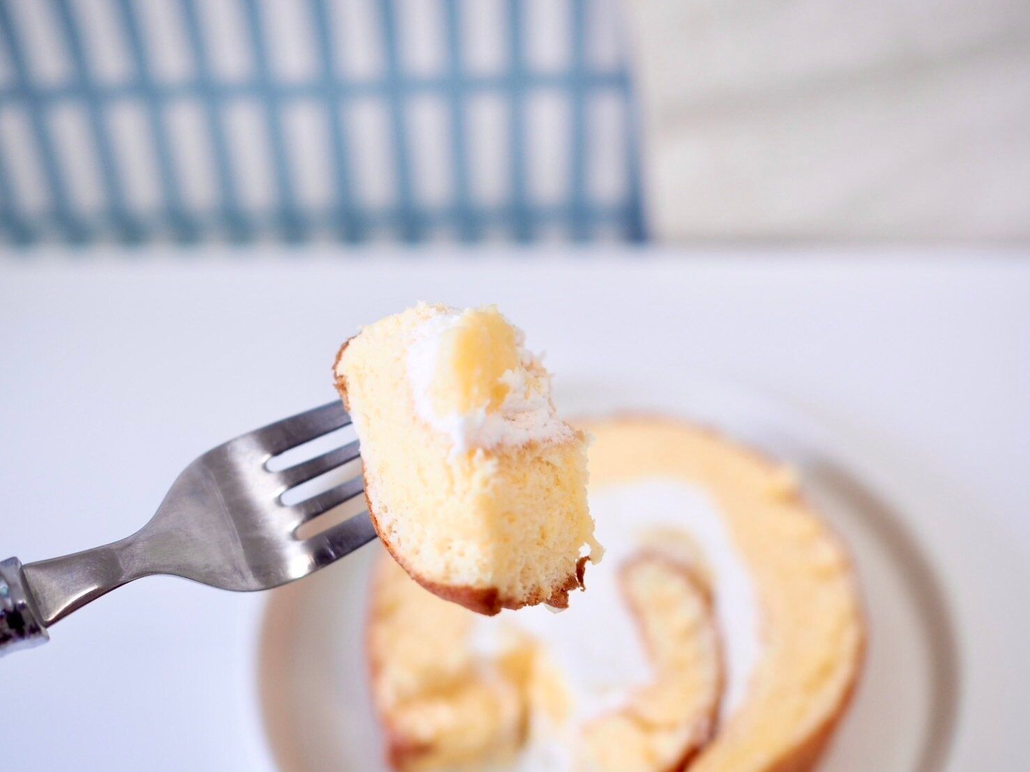 シャトレーゼ「うみたて卵のふんわり厚切りロール」フォーク写真