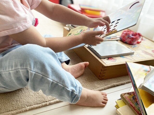 「子どもが夢中で遊ぶ!?」しかけ絵本ならスマホをねだられない！元児童書編集者おすすめ「しかけ絵本」5選