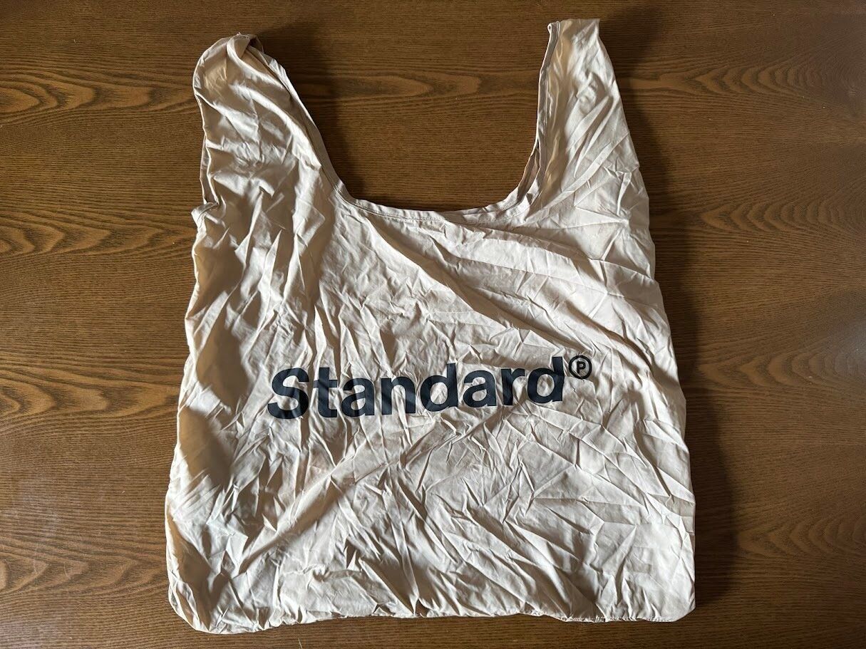 なぜかシワ加工？「スタンダードプロダクツのエコバッグ」