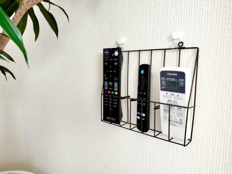【セリア】リモコンの定位置管理に大活躍！たった1分でできるワイヤーレターラックの超簡単DIY！