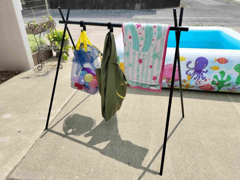 【ダイソー】ハンギングラックがおうちプールで大活躍！「それ取って！」がラクに叶う神アイテム