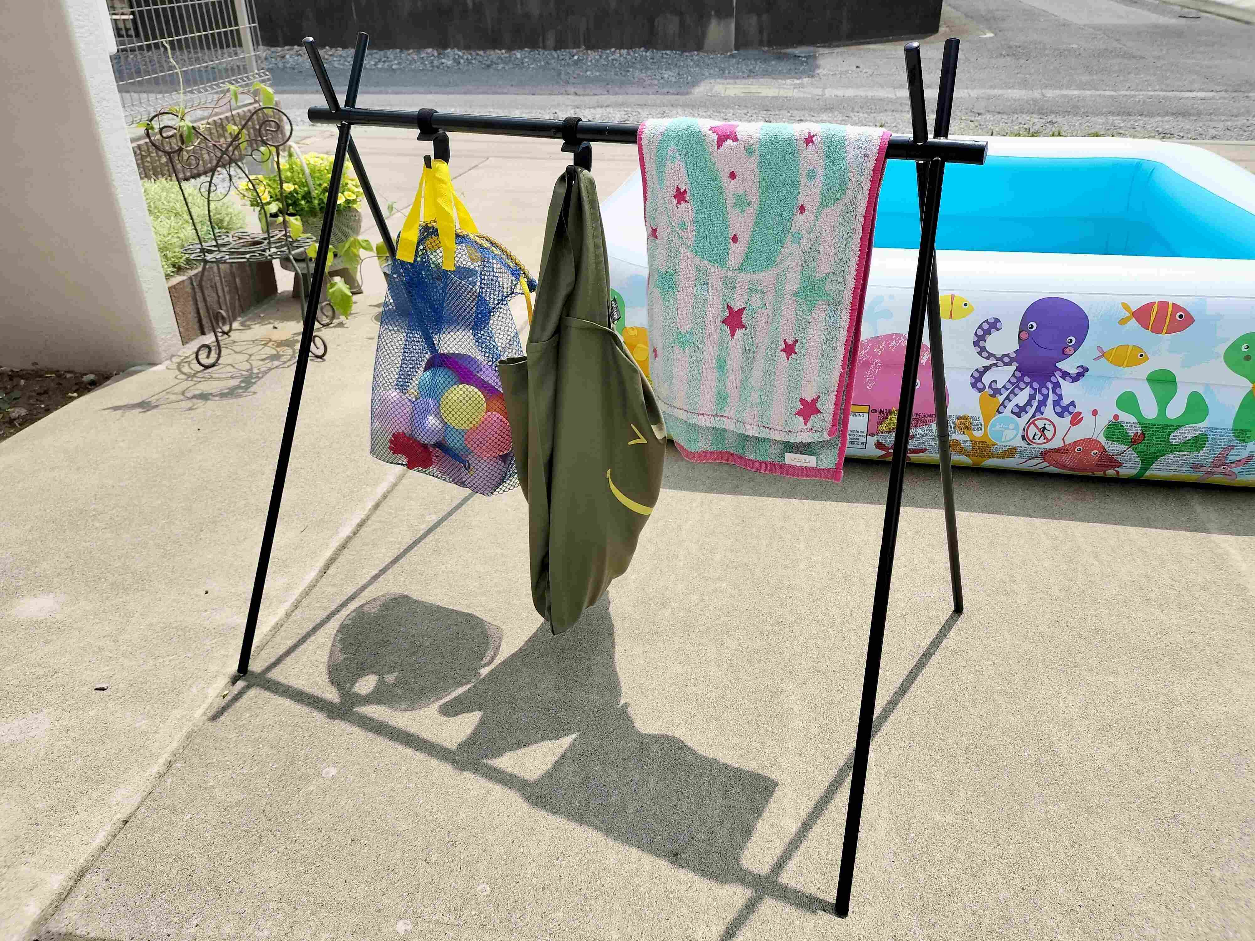 ハンギングラックにプールグッズを掛けた画像