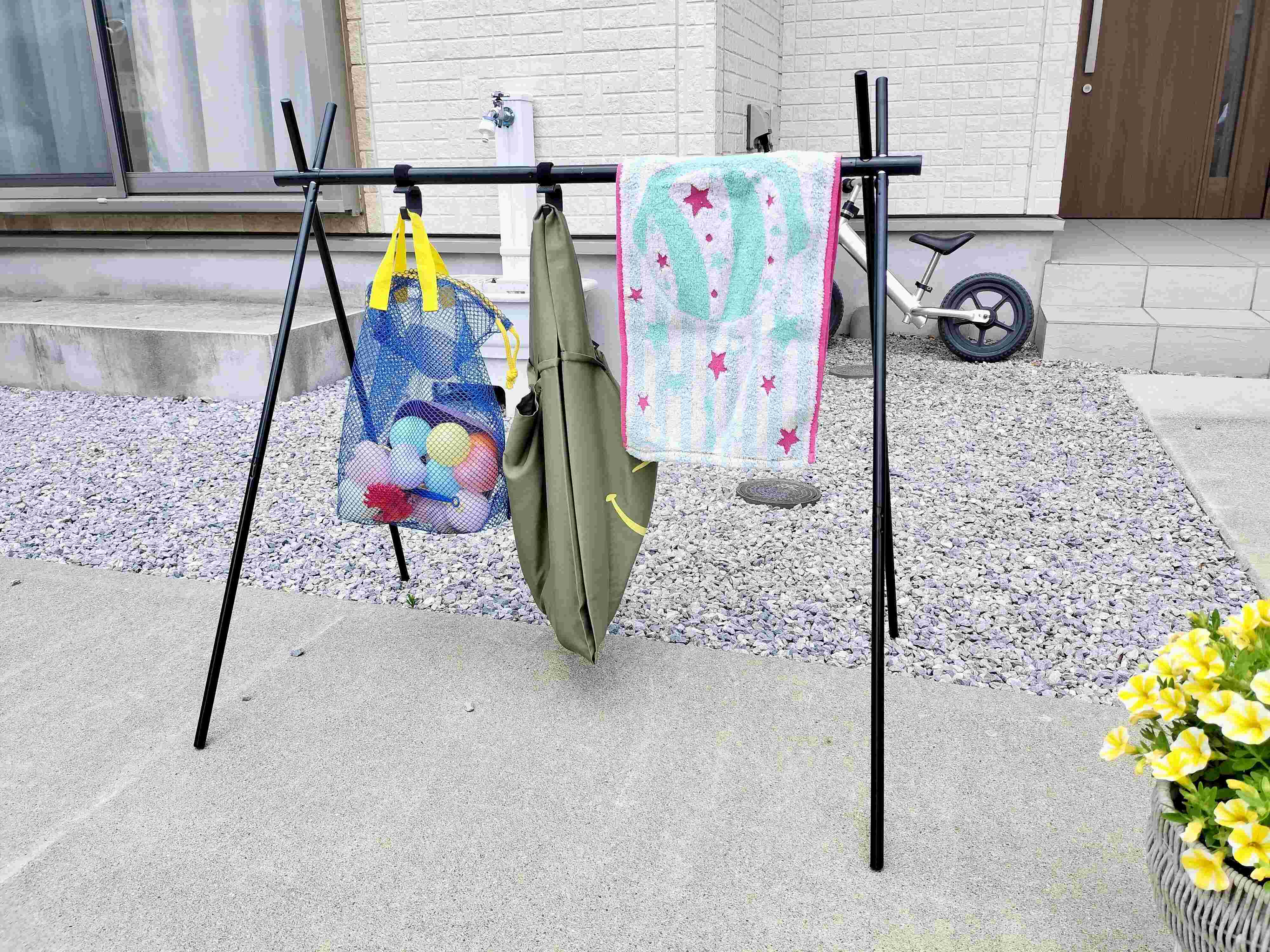 ハンギングラックにプールグッズを掛けた画像