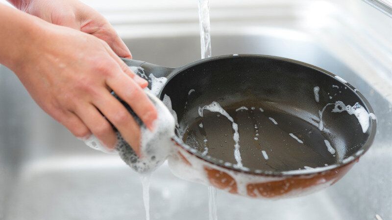 フライパンを洗う