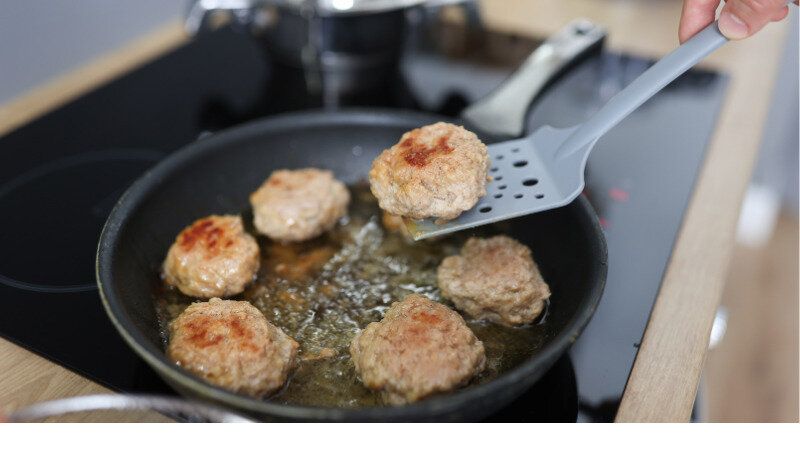 フライパンでヘラを使って調理