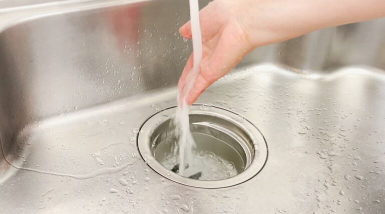 キッチン排水管を詰まらせない！週1・月1の簡単お手入れ術