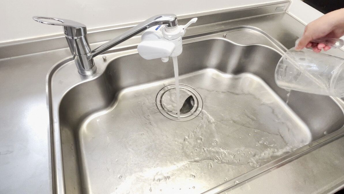 シンクを洗い流す