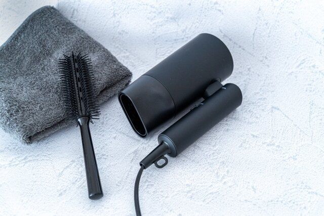 ドライヤーと櫛とタオル