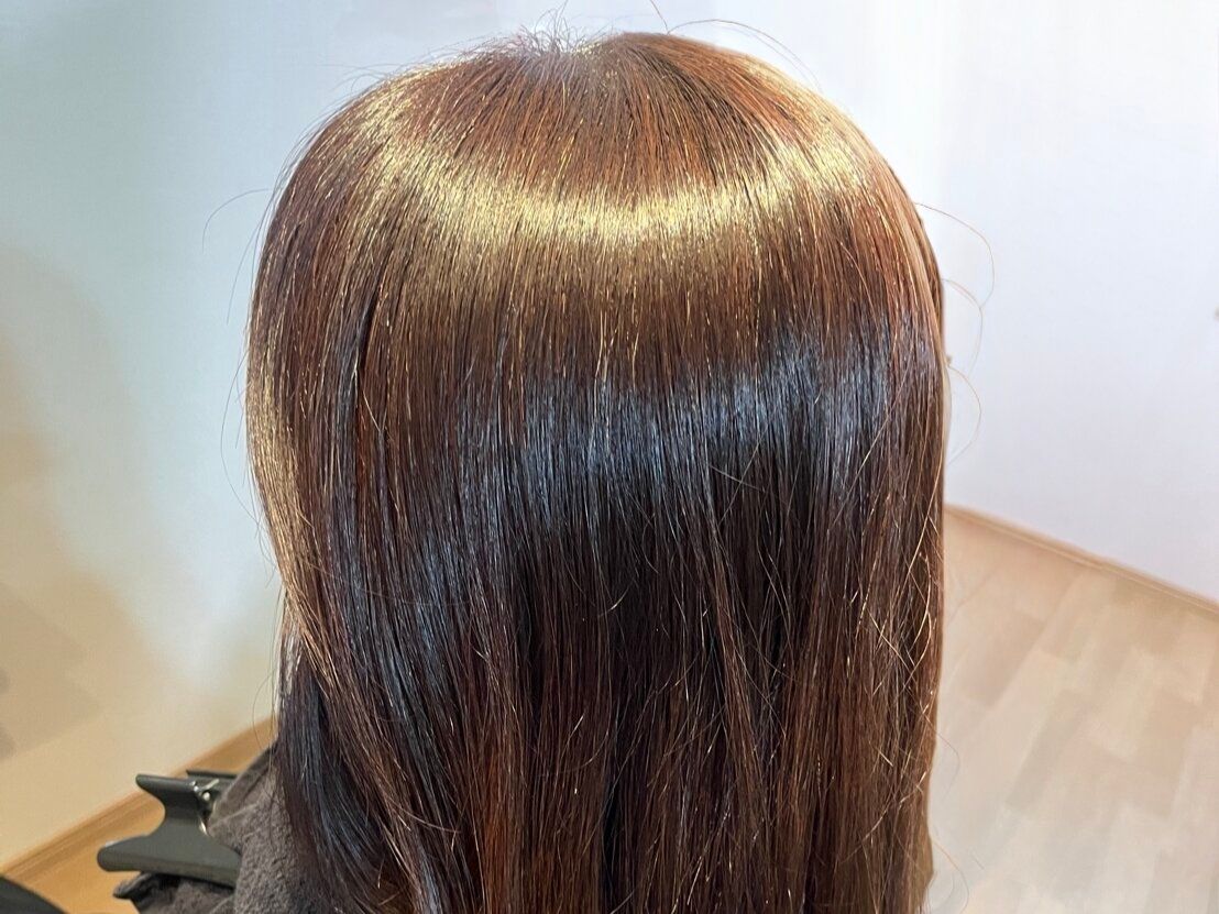 髪を染めた女性の後ろ姿