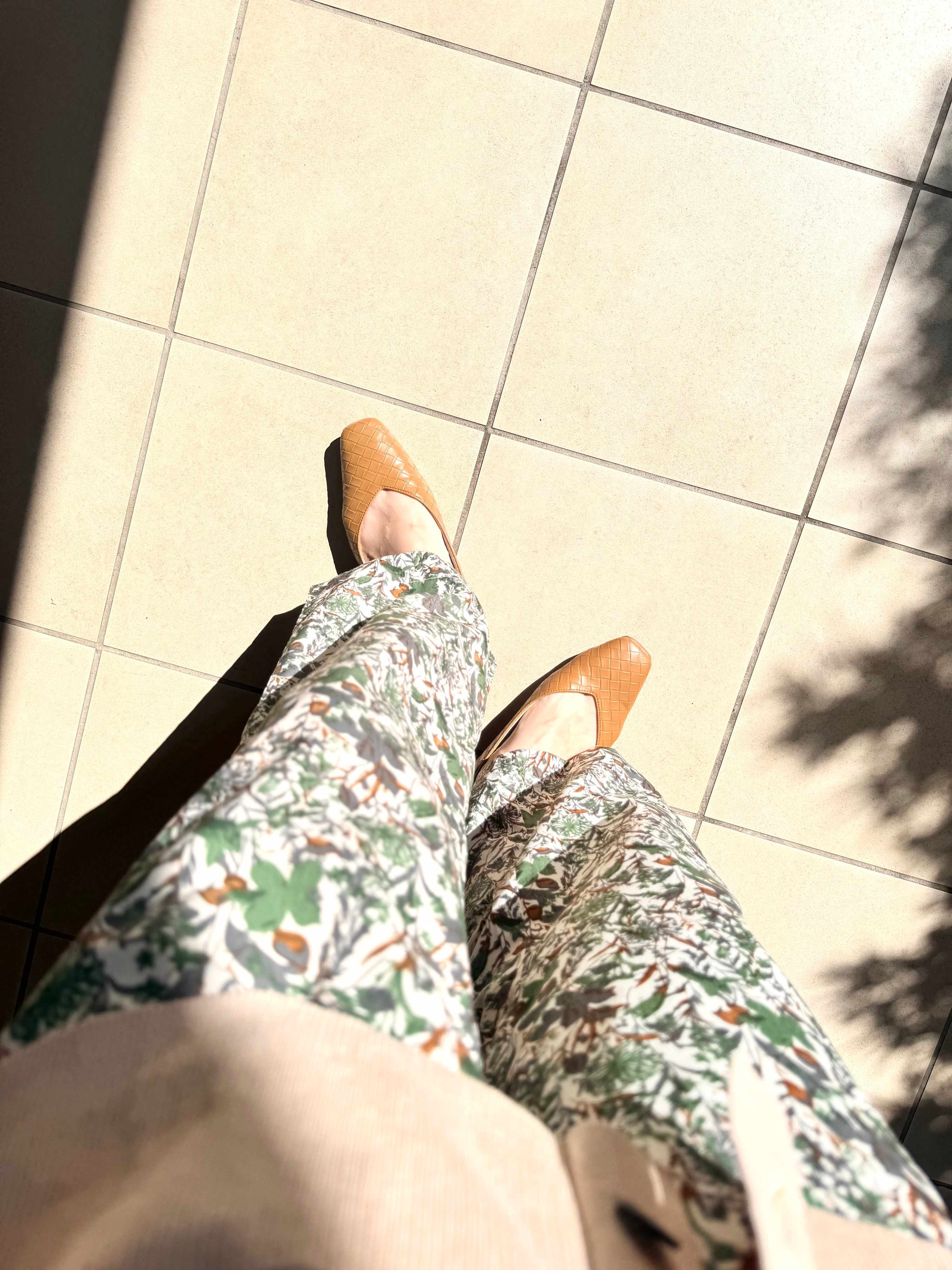 柄パンツにベージュパンプス