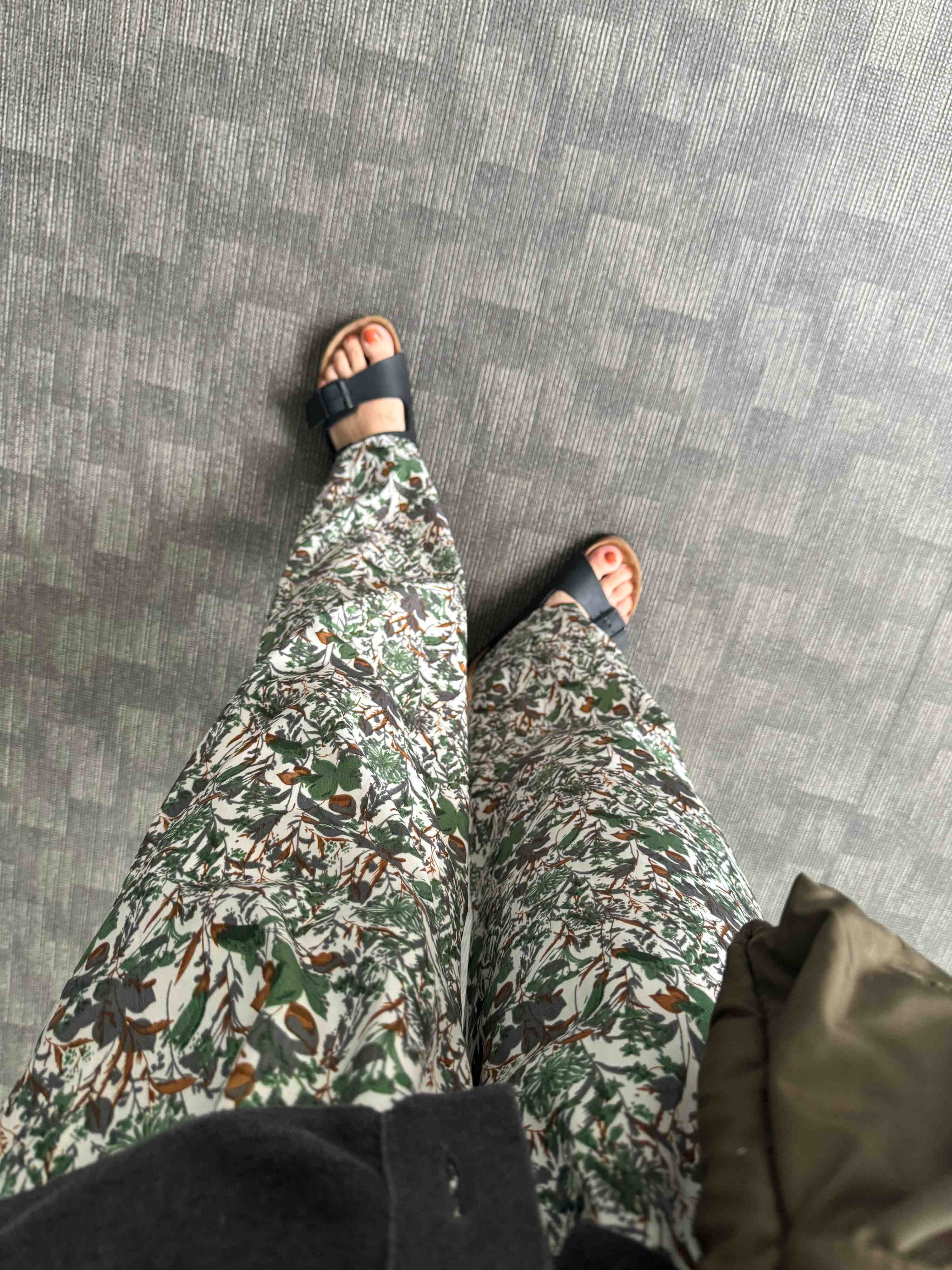 ボタニカル柄のパンツ