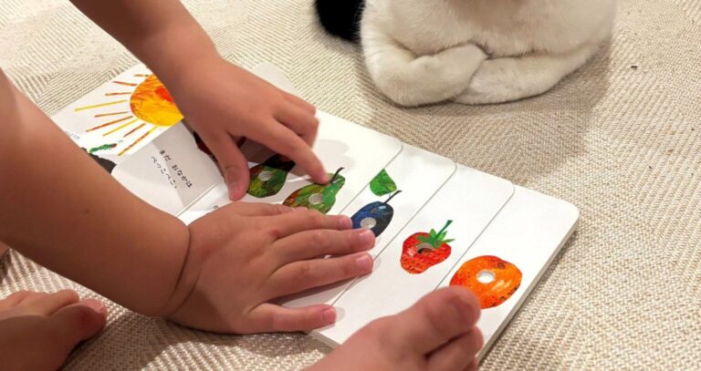 2歳息子に「読み聞かせされる猫」が可愛すぎると話題に！マンチカンと2人の息子の関係にホッコリ