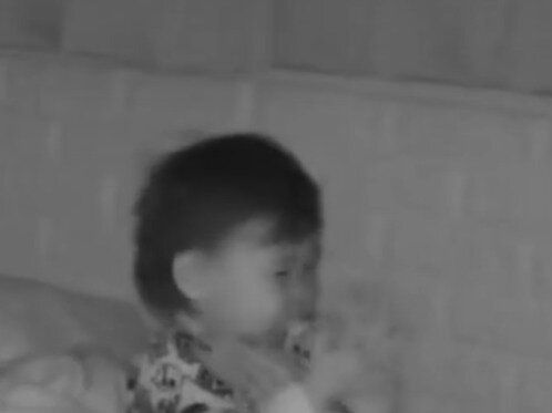 「心がギュッとなる」赤ちゃんからママへの”トントン、ギュッ”。愛があふれる光景に9.2万人が胸キュン